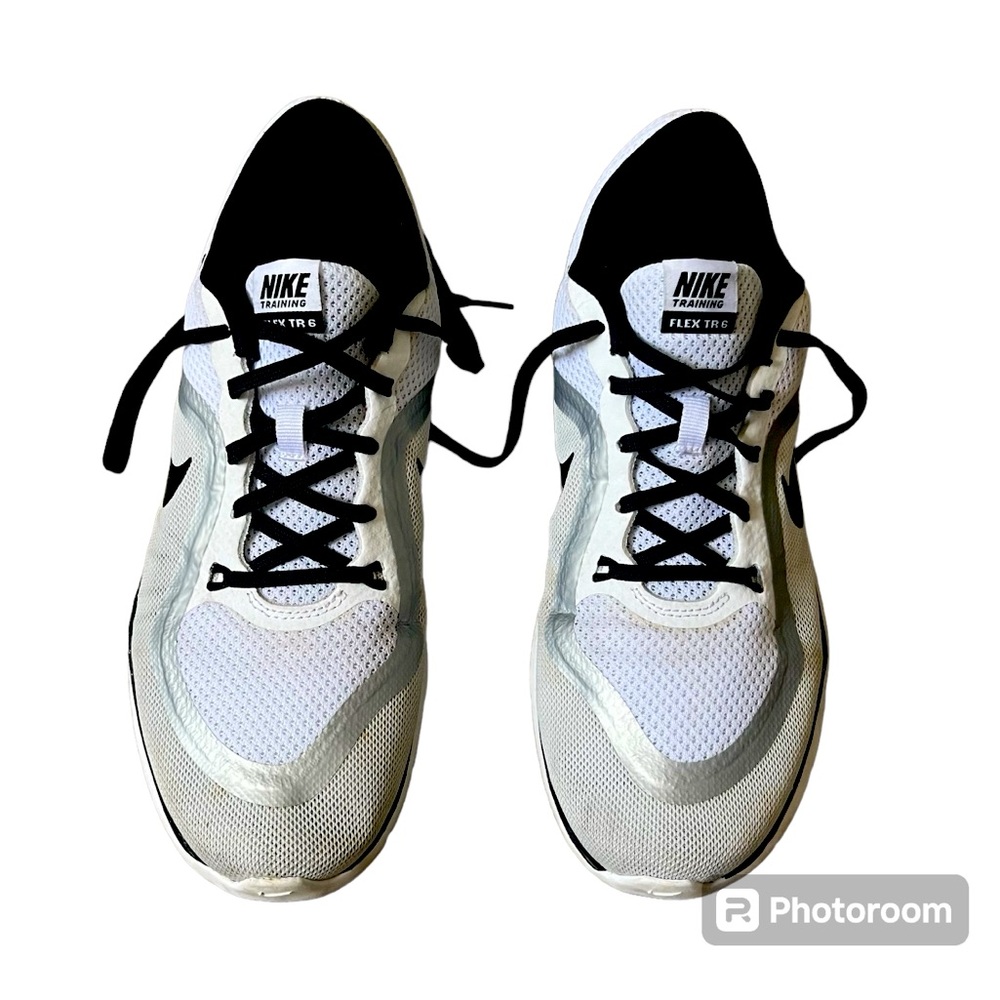 Nike women’s tennis shoes!! White and black, size 8.5